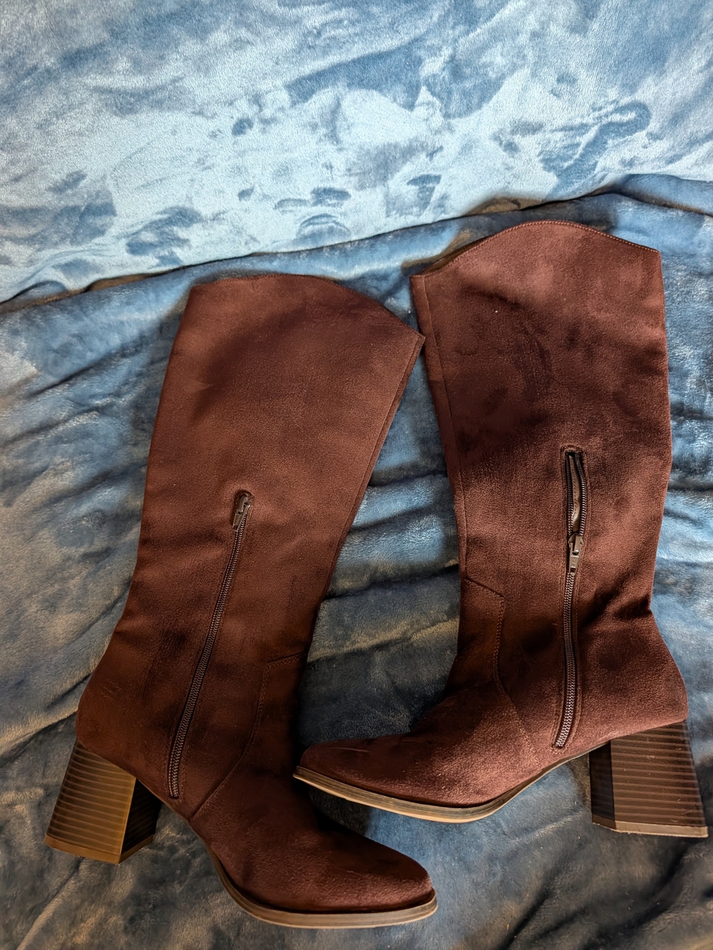 Knee-High Suede Block Heel Boots in Dark Brown